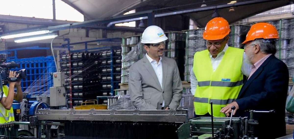 El vicepresidente Jorge Glas durante un recorrido en las instalaciones de Alambrec. 