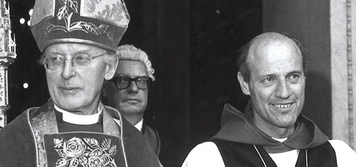 Peter Ball, consagrado obispo de Lewes (en 1977) y deGloucester, posa en la fotograf&iacute;a junto al arzobispo de Canterbury, Donald Coggan.
