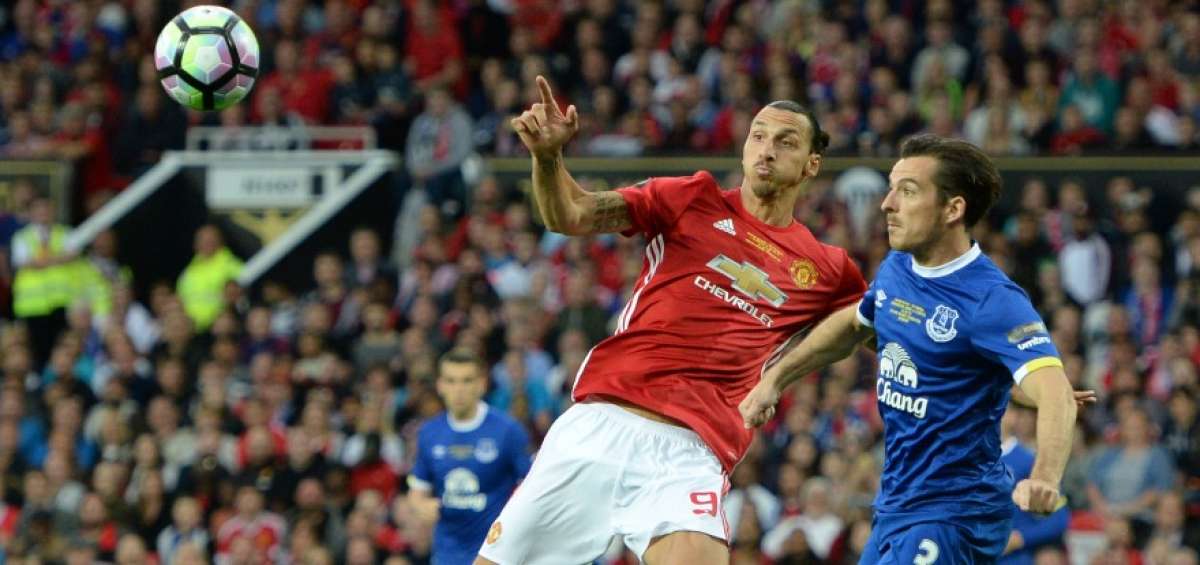 El delantero Zlatan Ibrahimovic se apresta a definir ante la marca de un defensa del Leicester City. Antonio Valencia le dio la asistencia.