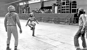 Al centro con el bal&oacute;n Bob Marley, de quien se dice que ten&iacute;a devoci&oacute;n por el Santos, de Brasil, el equipo donde jugaba su gran &iacute;dolo: el Rey Pel&eacute;. Foto: Internet