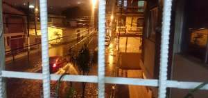 La calle hacia las manzanas D y F, en las inmediaciones de la fundaci&oacute;n Amar y en la parte posterior del colegio Francisco Campos Coello, en La Atarazana, todo qued&oacute; inundado la noche del s&aacute;bado.