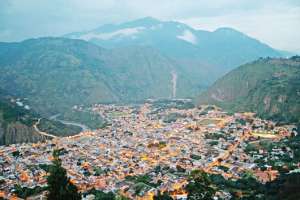 1.	La ciudad se encuentra a solo 180 km de Quito y 35 km de Ambato. En las noches despejadas es posible observar la actividad volc&aacute;nica.