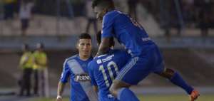 El mediocampista Fernando Gaibor es felicitado por Fernando Pinillo (arriba) y Robert Burbano se acerca tambi&eacute;n a abrazarlo.