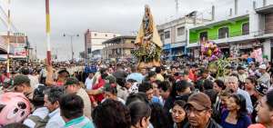 M&aacute;s de 3 horas dur&oacute; la procesi&oacute;n de la Virgen de Monserrate realizada por las calles de Montecristi. En el camino m&aacute;s fieles se sumaban al recorrido.
