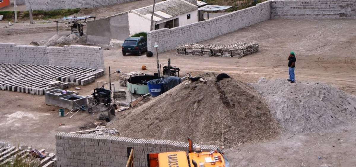 Gran parte de los empleados de bloqueras de Cotopaxi, ofertan los materiales de construcci&oacute;n en otras ciudades, como Ambato, Quito y Riobamba.