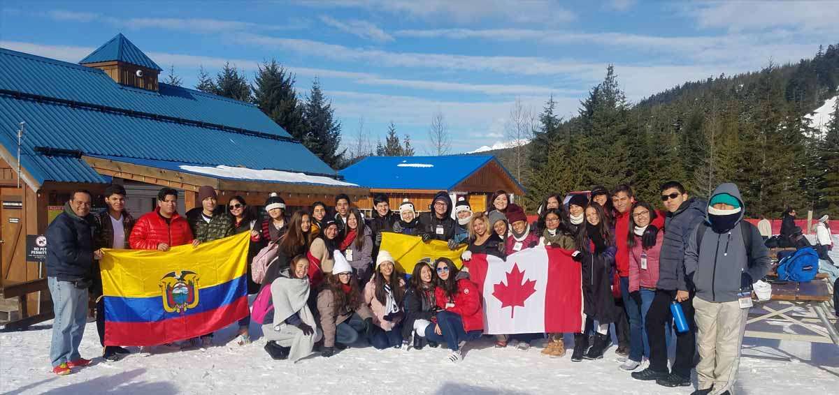 Los estudiantes ecuatorianos en las monta&ntilde;as de whistler, canad&aacute;, donde realizan turismo y varias actividades.