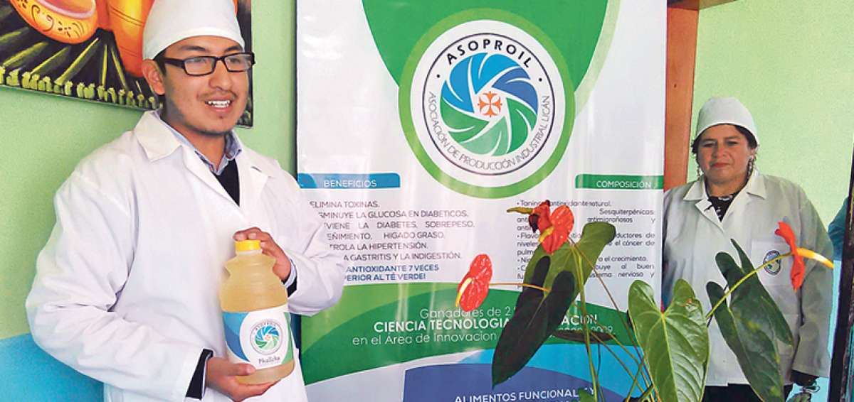 Miembros de Asociaci&oacute;n de Producci&oacute;n Industrial Lic&aacute;n (Asoproil) muestran su producto estrella Phallcha.