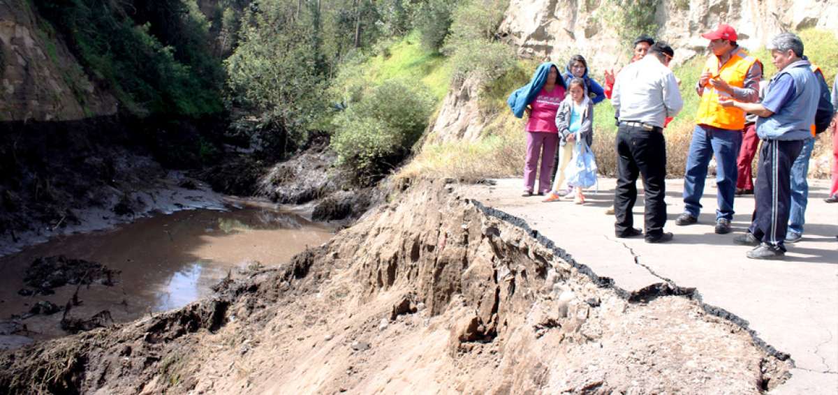 Las precipitaciones socavaron alrededor de 10 metros de la v&iacute;a en el sector denominado Condorahua. Esto puso en apuros a los moradores de la zona.