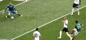 Hirving Lozano (22) remata y convierte el gol de la victoria para M&eacute;xico. El golero Manuel Neuer no logra contener el bal&oacute;n.