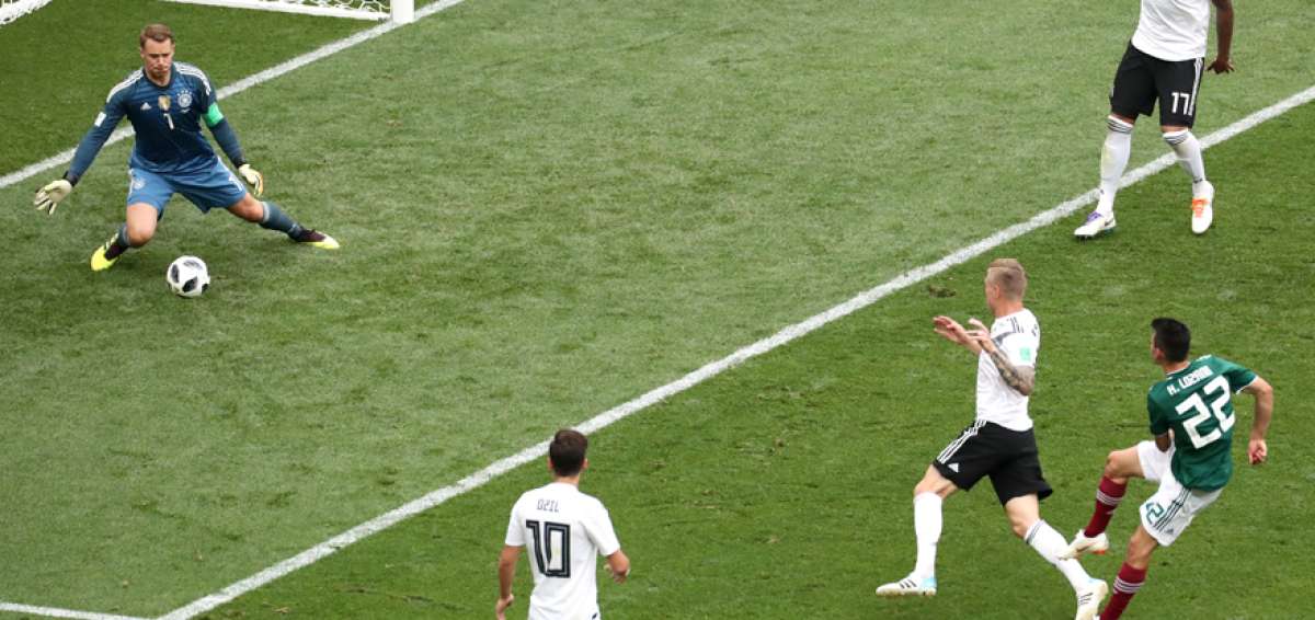 Hirving Lozano (22) remata y convierte el gol de la victoria para M&eacute;xico. El golero Manuel Neuer no logra contener el bal&oacute;n.