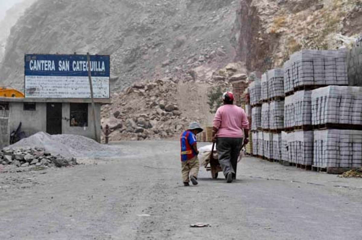 La cantera San Catequilla ocupa a pobladores de las zonas cercanas al cerro del mismo nombre. Foto: Fernando Sandoval / El Tel&eacute;grafo