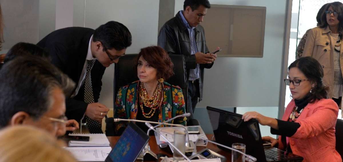 Mar&iacute;a Augusta Calle (centro) recogi&oacute; las observaciones de los legisladores miembros de dicha Comisi&oacute;n.
