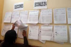 Los resultados de las elecciones seccionales se exhiben en pancartas para que los interesados puedan conocer los detalles. Foto: ELIZABET MAGGI para El Tel&eacute;grafo