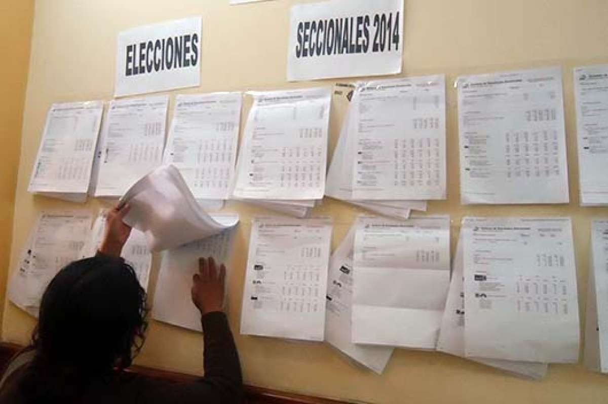 Los resultados de las elecciones seccionales se exhiben en pancartas para que los interesados puedan conocer los detalles. Foto: ELIZABET MAGGI para El Tel&eacute;grafo