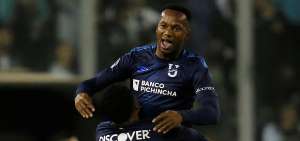 Jeison Chal&aacute; (11) celebra su gol contra Colo-Colo con Walter Chal&aacute;.