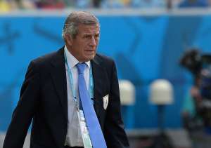 &Oacute;scar Tab&aacute;rez se molest&oacute; ante la insistencia de los periodistas sobre el caso Luis Su&aacute;rez. Foto: AFP