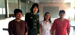 Paola Prado (blusa blanca), encargada de funciones consulares de Ecuador en Beijing, asisti&oacute; a los pescadores.