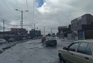 Las lluvias provocaron congestión vehicular y se registró caida de granizo junto con corrientes de agua.  