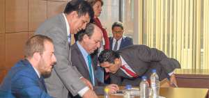 El fiscal general del Estado, Carlos Baca (centro), estuvo presente ayer en la audiencia fallida en la CNJ.