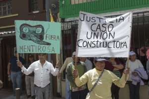 Las familias se reunieron desde la ma&ntilde;ana en los bajos de la Superintendencia para exigir con carteles, pitos y arengas el pago de su inversi&oacute;n. Foto: John Guevara / El Tel&eacute;grafo 