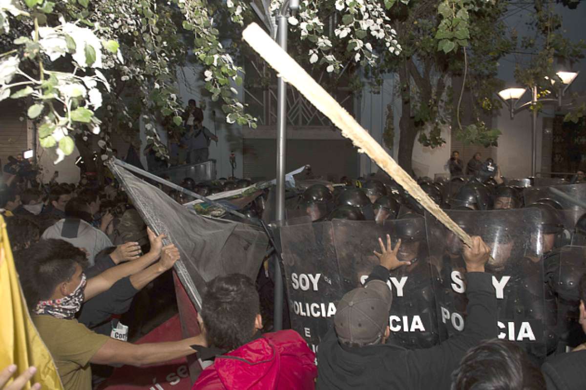Un grupo de manifestantes trat&oacute; de superar el cerco policial para llegar hasta la Plaza Grande. Varios gendarmes fueron golpeados con palos. Foto: Fernando Sandoval / El Tel&eacute;grafo .