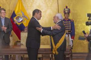 El presidente Rafael Correa entrega la condecoraci&oacute;n a Fierro Ben&iacute;tez. Foto: Fernando Sandoval / El Tel&eacute;grafo