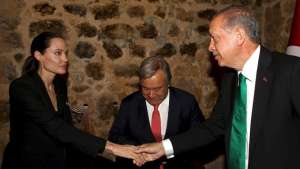 Jolie saluda con el presidente de Turqu&iacute;a, Recep Tayyip Erdogan. Al centro, Antonio Guterres, Alto Comisionado de las Naciones Unidad para los Refugiados (Acnur). Foto internet