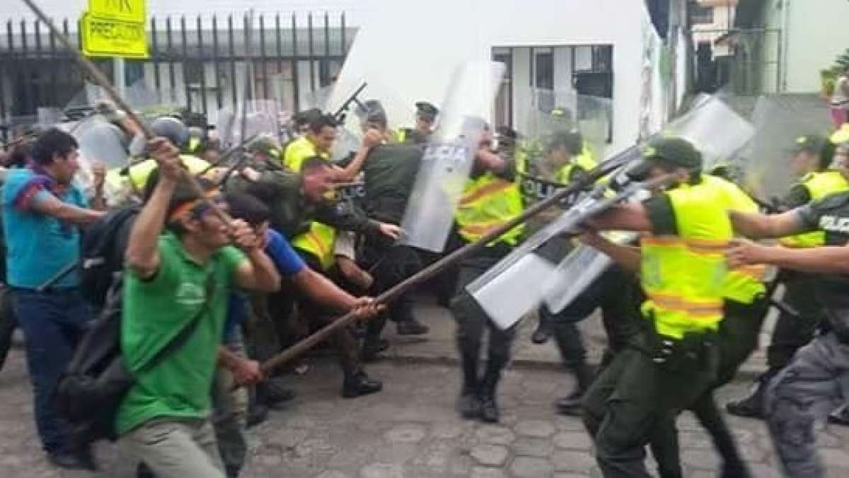 Solo en Macas, 14 polic&iacute;as resultaron heridos, varios de ellos con lanzas. Foto: Archivo 