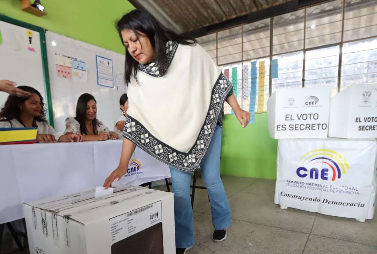 Votantes acuden a sus recintos electorales cuando falta poco para el cierre de urnas.