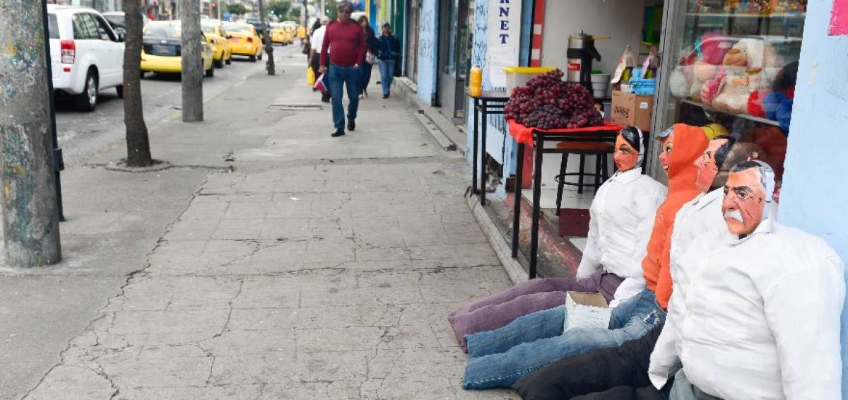 En los exteriores de los locales y oficinas se colocaron los monigotes.
