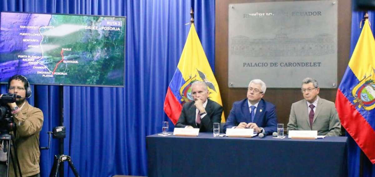 Eduardo Jurado, secretario general de la Presidencia, Santiago CUesta, consejero presidencial y Aurelio Hidalgo, ministro de Transporte y Obras P&uacute;blicas (MTOP), durante un conversatorio realizado en el Palacio de Carondelet donde expusieron detalles de lo que ser&aacute; la futura obra Tren Playero.