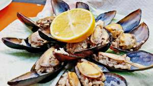 Por su ubicaci&oacute;n geogr&aacute;fica, los platillos que incluyen mariscos como los mejillones fritos son muy comunes.