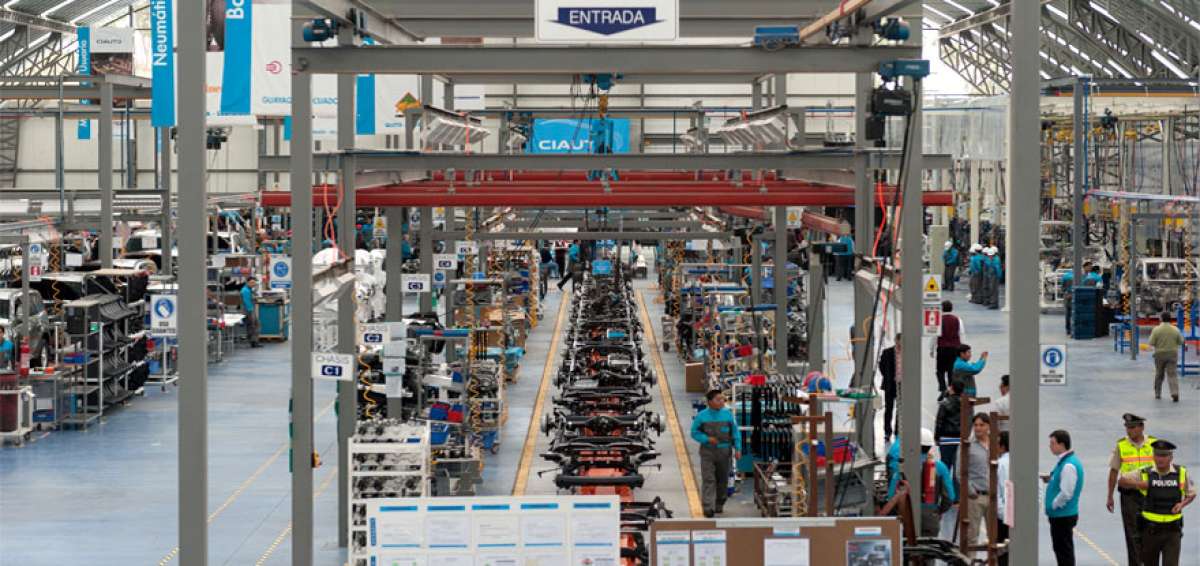 Veh&iacute;culos importados ganan pista a la industria nacional