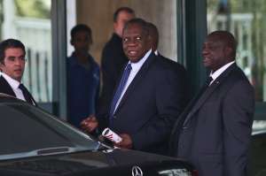 Issa Hayatou (c.), presidente de la CAF, asefur&oacute; que la decisi&oacute;n sobre la nueva sede debe ser tomada m&aacute;ximo en los pr&oacute;ximos 3 d&iacute;as. Foto: AFP