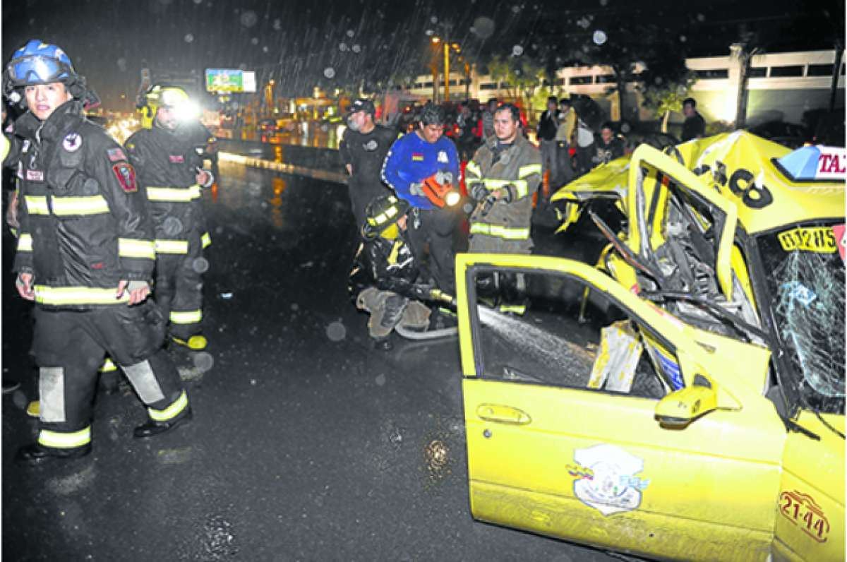 Los bomberos debieron acudir a esta emergencia para evitar un peligro mayor con el taxi siniestrado. Foto: Archivo / El Tel&eacute;grafo