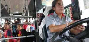 Muy pocos de los pasajeros que utilizan diariamente el bus se percatan de que la conductora es una mujer.