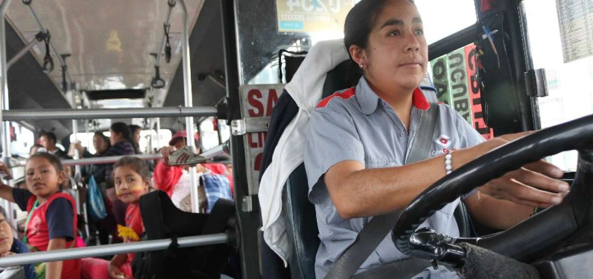 Muy pocos de los pasajeros que utilizan diariamente el bus se percatan de que la conductora es una mujer.