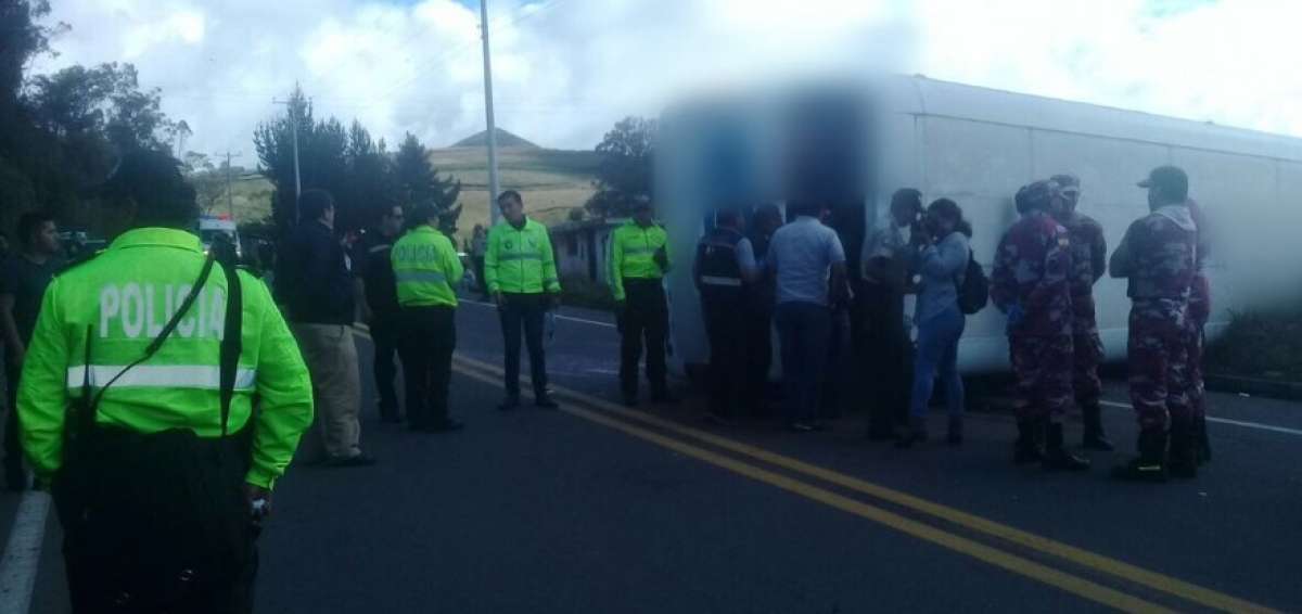 Un fallecido y 16 heridos en accidente de tr&aacute;nsito en Pilahu&iacute;n, Ambato