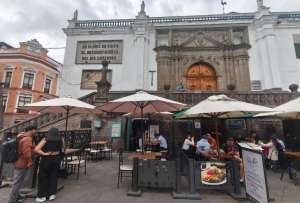 Turistas locales, nacionales y extranjeros son los clientes de estos negocios. 