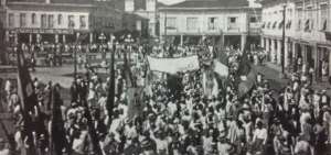 Fotograf&iacute;a de la &eacute;poca que muestra a decenas de trabajadores reunidos en una de las calles de Guayaquil, el 15 de noviembre de 1922.
