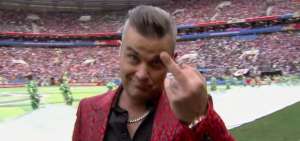 &iquest;Por qu&eacute; Robbie Williams hizo un pol&eacute;mico gesto en la apertura del Mundial?
