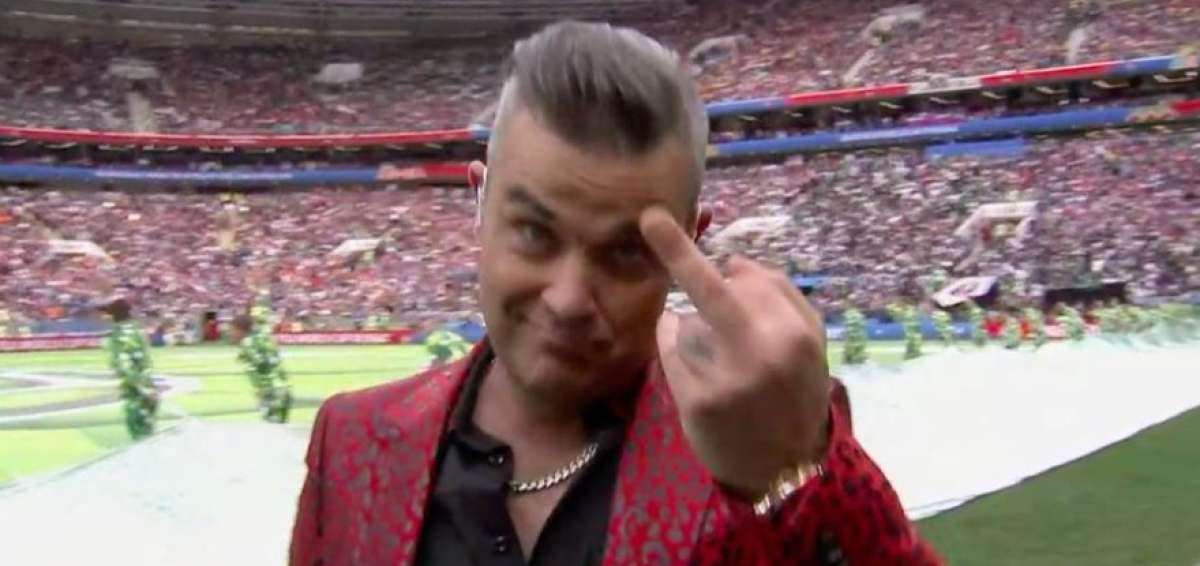 &iquest;Por qu&eacute; Robbie Williams hizo un pol&eacute;mico gesto en la apertura del Mundial?
