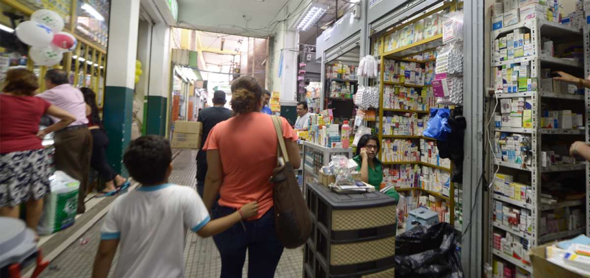 Los bajos costos atraen a personas a este sector para comprar recetas que en otros sitios resultan m&aacute;s caros.