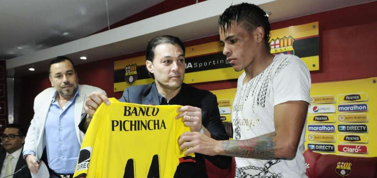 &Aacute;lvez recibi&oacute; la camiseta n&uacute;mero 44 en Barcelona.
