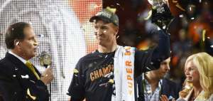 Peyton Manning, de los Denver Broncos, en el momento que recibe el trofeo del campeonato de la NFL.