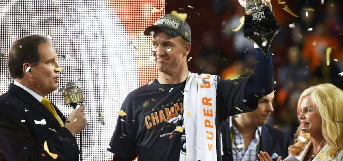 Peyton Manning, de los Denver Broncos, en el momento que recibe el trofeo del campeonato de la NFL.