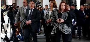  La canciller ecuatoriana, Mar&iacute;a Fernanda Espinosa (d), y su hom&oacute;loga colombiana, Mar&iacute;a &Aacute;ngela Holgu&iacute;n (c), junto con el  titular de Defensa de Ecuador, Patricio Zambrano (i), en el Palacio de Gobierno, en Quito.