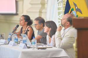 Ana Rodr&iacute;guez, Manolo Sarmiento, Tania Hermida y Jan Vandierendonck integraron la primera mesa redonda para debatir la normativa. Foto: Eduardo Escobar / El Tel&eacute;grafo