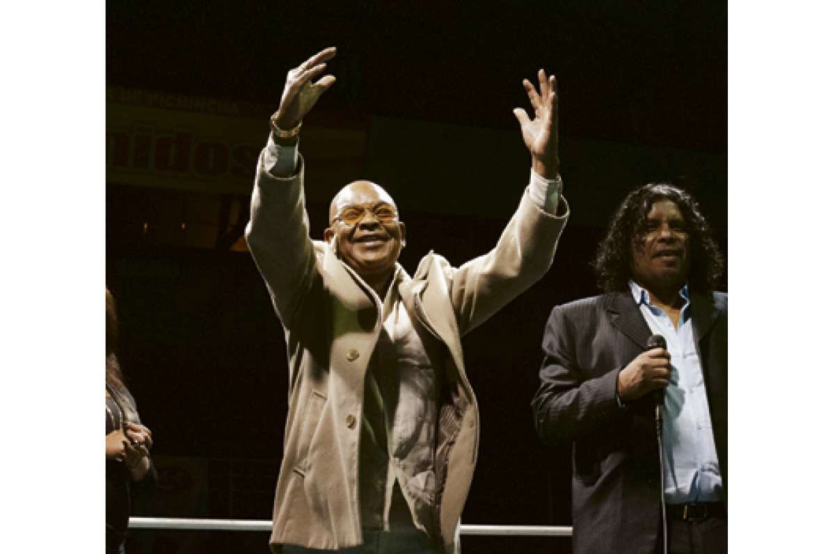 &lsquo;Clay&rsquo; Bola&ntilde;os fue homenajeado en el coliseo Julio C&eacute;sar Hidalgo