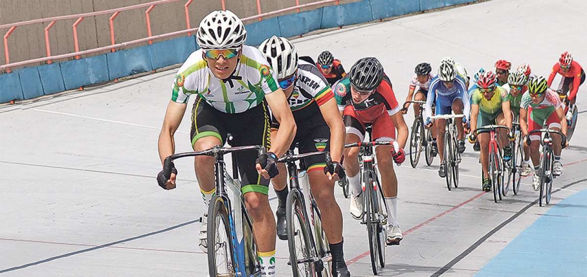 Joel Fuertes Casanova (adelante) ha entrenado cuatro horas diarias para llegar en plenitud de forma al evento.   